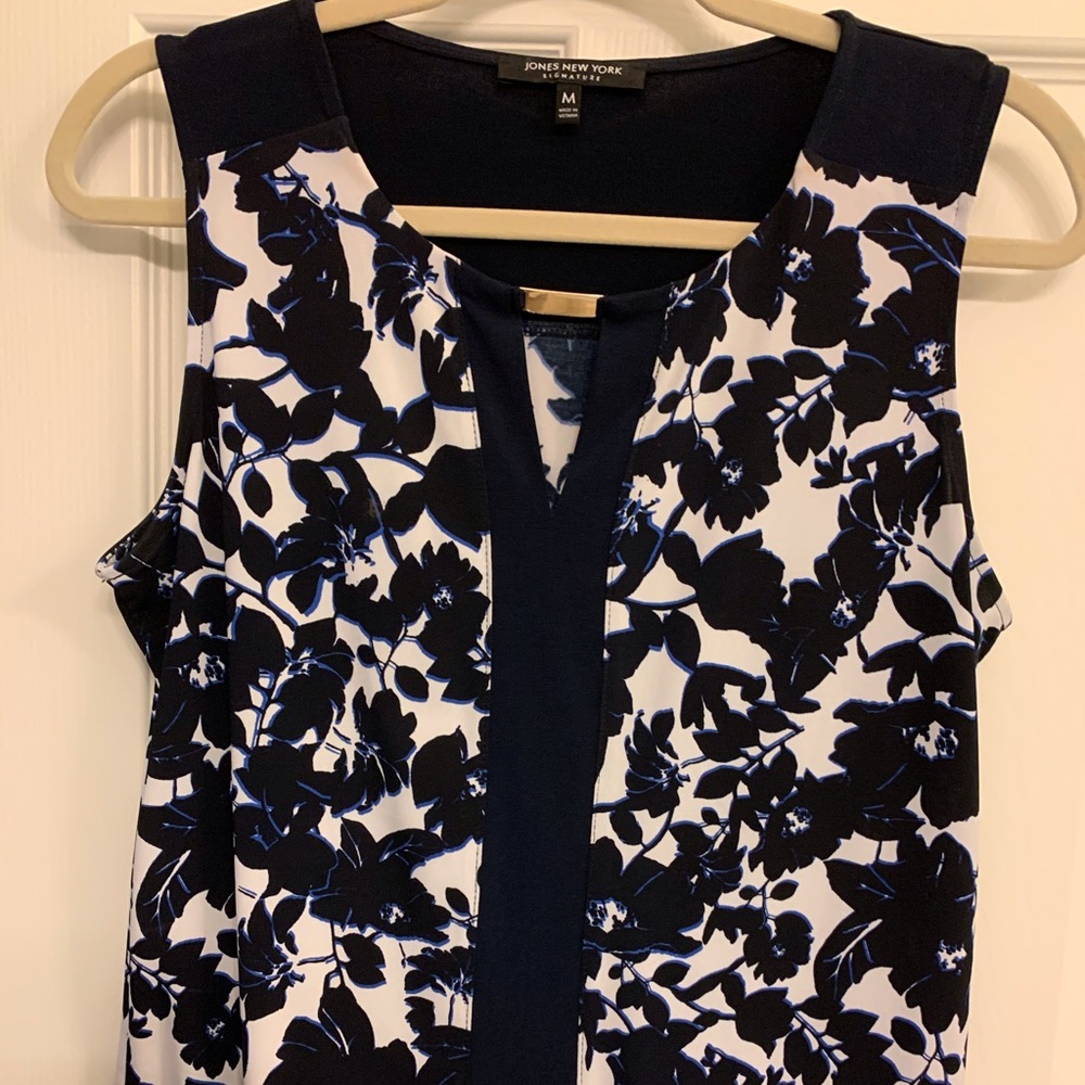 🌹 Navy Blue & White Top!